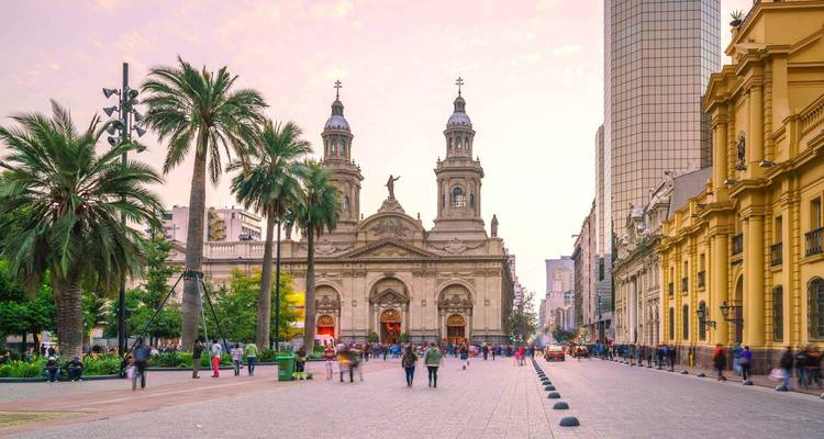 Vista de la calle con una catedral histórica y gente caminando.