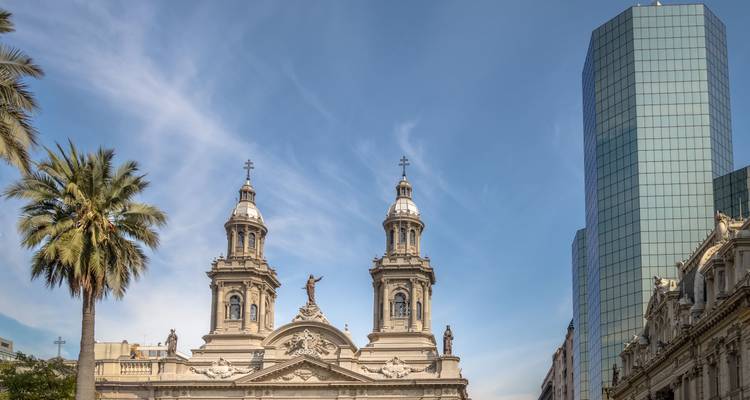 Catedral histórica con telón de fondo de horizonte moderno.