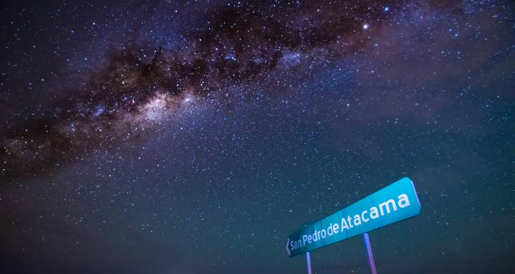 Sterrenhemel met de Melkweg en een bord voor San Pedro de Atacama.