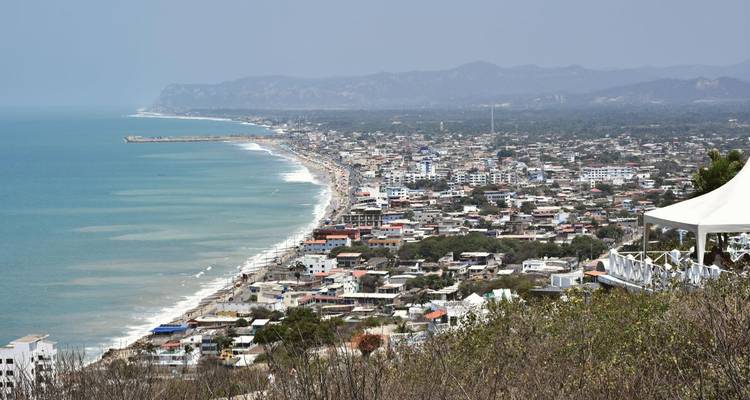 Küstenstadtbild mit Gebäuden entlang eines Strandes.