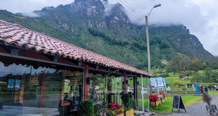 Berge mit einem Restaurant im Vordergrund.