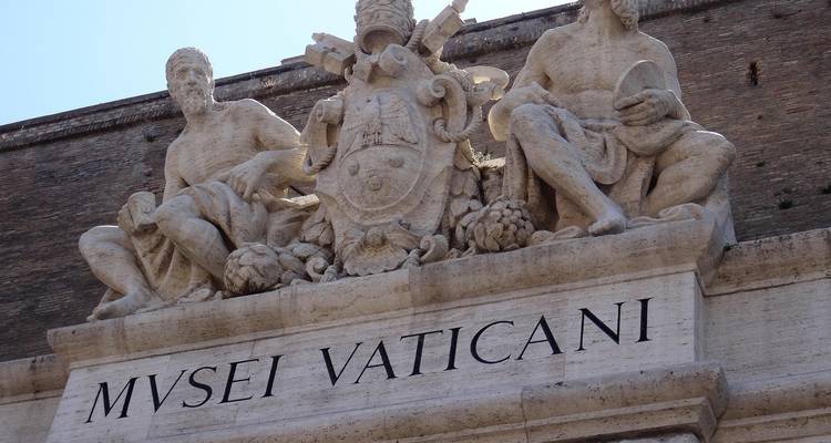 Ingang van de Vaticaanse Musea met sculpturen.