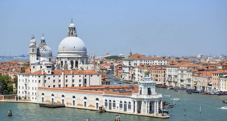 Luchtfoto van Basiliek Santa Maria della Salute in Venetië.