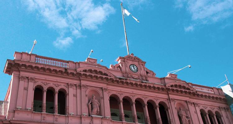 Gros plan de la tour de l'horloge de la Casa Rosada.