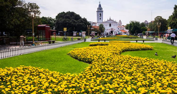 Jardin avec une église en arrière-plan.