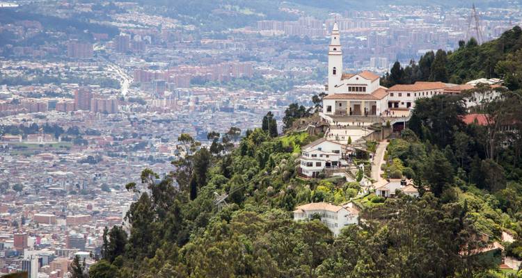 Luftaufnahme eines Hügels mit einer Kirche mit Blick auf eine Stadtlandschaft.