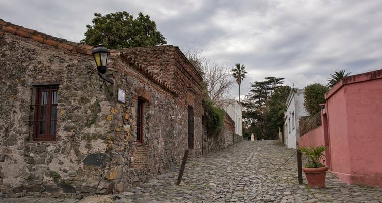 Rue pavée étroite avec des bâtiments rustiques.