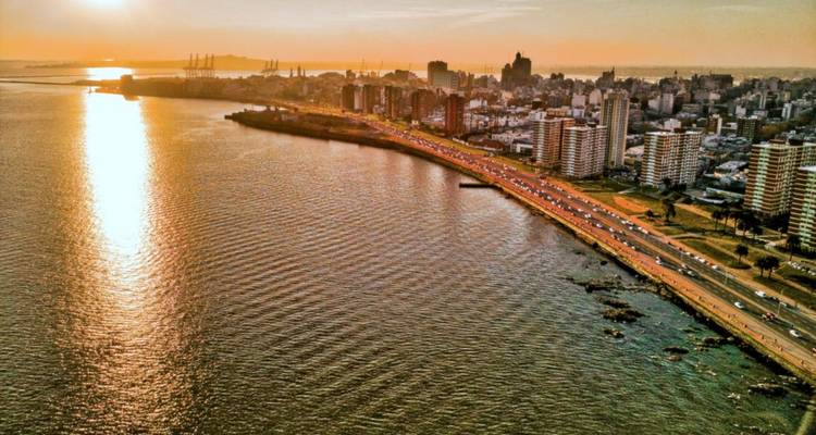 Vue aérienne de l'horizon de Montevideo et du littoral au coucher du soleil.