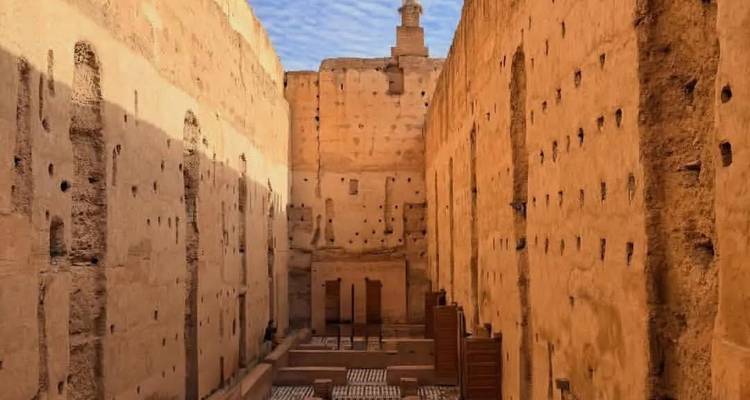 Ruinen einer antiken Struktur mit hohen sonnenbeschienenen Mauern.