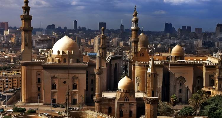 Horizon du Caire avec plusieurs mosquées.