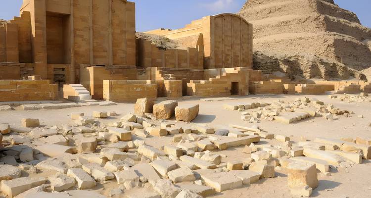 Ruines anciennes avec des blocs de pierre.