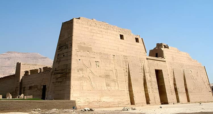 Temple égyptien antique avec hiéroglyphes.