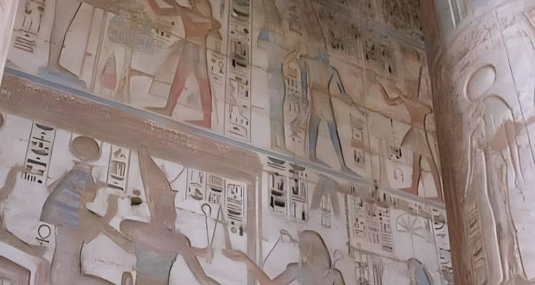 Mur intérieur avec hiéroglyphes et sculptures.