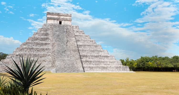 Pirámide de Chichen Itzá con un cielo despejado.