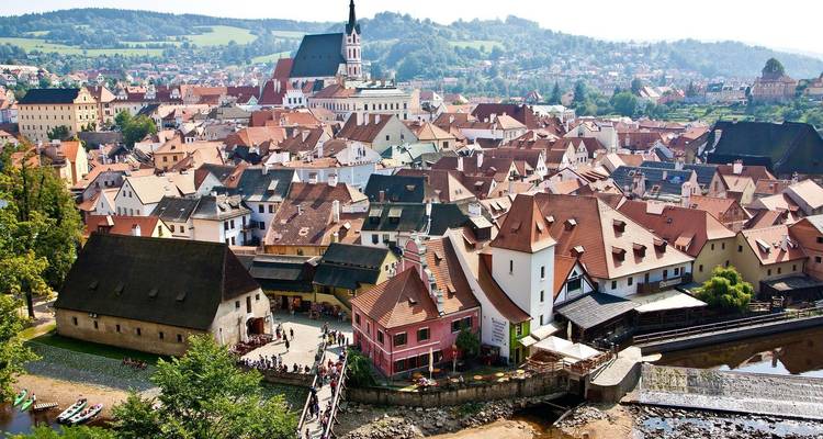 Vista panorámica del encantador pueblo de Cesky Krumlov con calles estrechas y edificios históricos.
