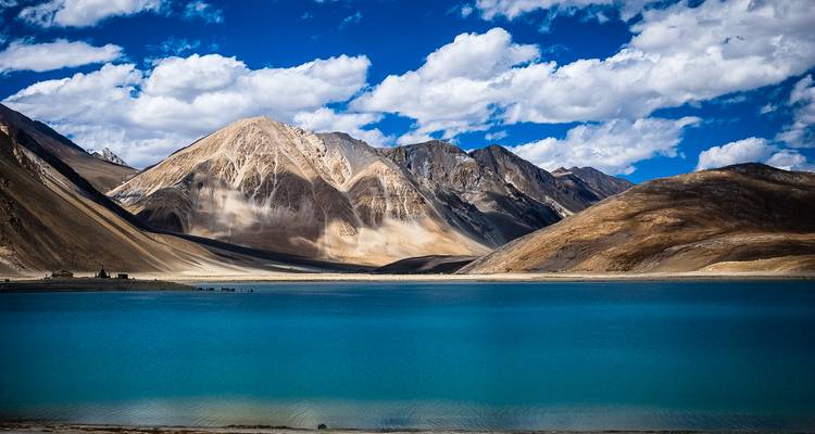 Vue immaculée du lac Pangong Tso avec les montagnes.