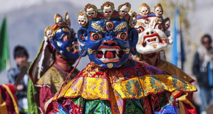 Danseurs masqués colorés se produisant dans un festival.