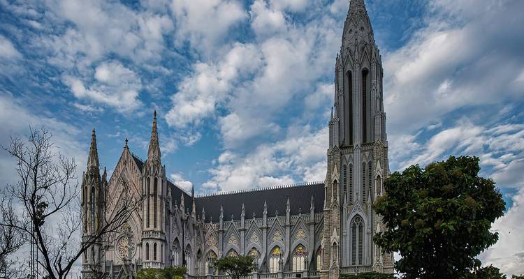 Une église historique avec des détails architecturaux contre un ciel nuageux.