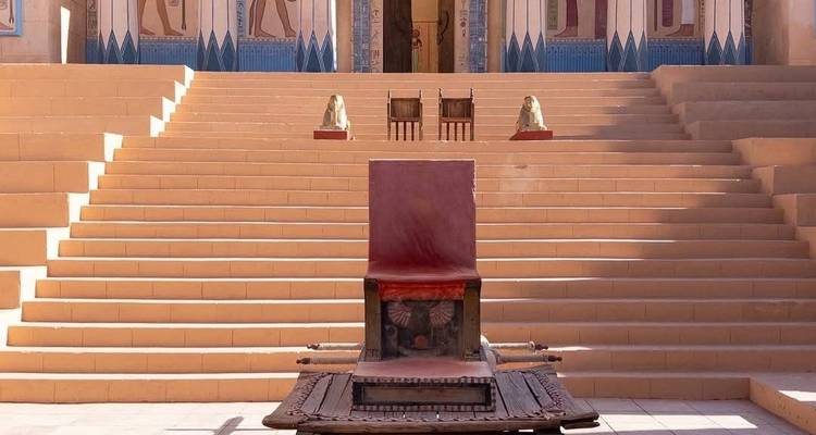 Altägyptische Stufen und Throne mit Schnitzereien.