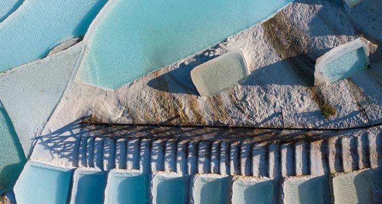 Nahaufnahme der Thermalbecken von Pamukkale mit Mineralablagerungen.