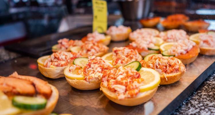 Primer plano de sándwiches de mariscos en exhibición en un mercado.