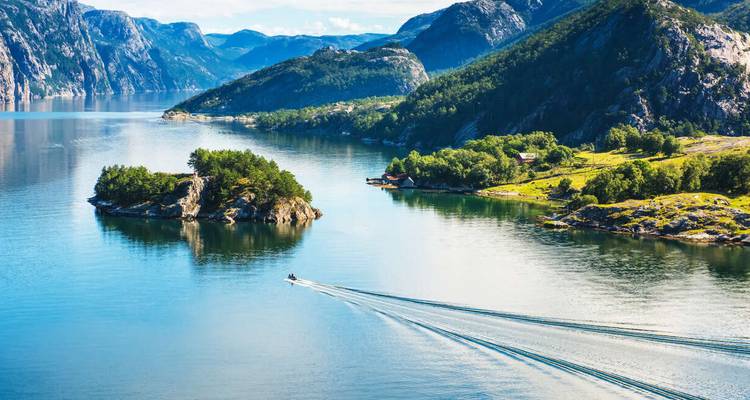 Hermoso fiordo con islas, rodeado de exuberante vegetación.