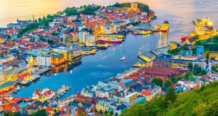 Vista aérea de una vibrante ciudad portuaria.