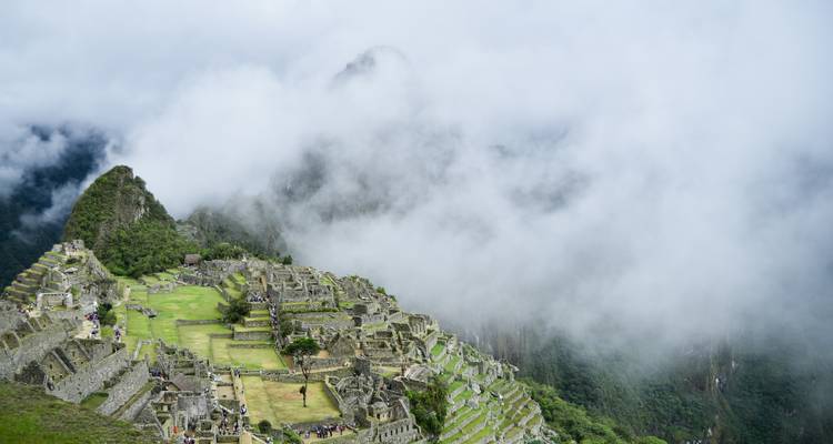 Ruines du Machu Picchu couvertes de nuages.