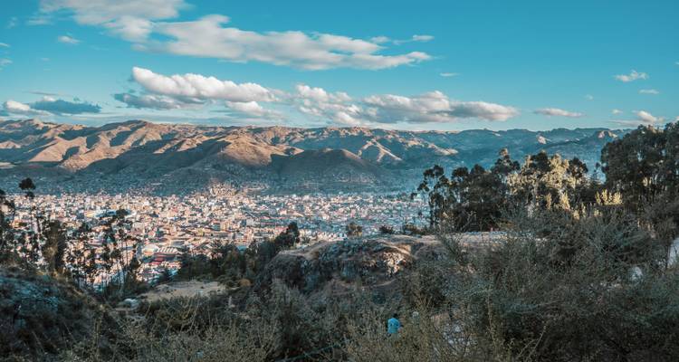 Vue panoramique de la ville de Cusco depuis une colline.