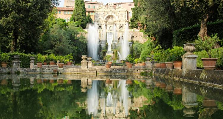 Beau jardin avec une grande fontaine.