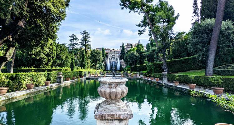 Jardins symétriques avec une fontaine centrale.