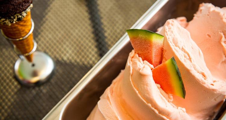 Gelato rose avec garniture de fruits dans un plateau.