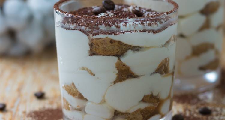 Dessert tiramisu dans de petits verres.