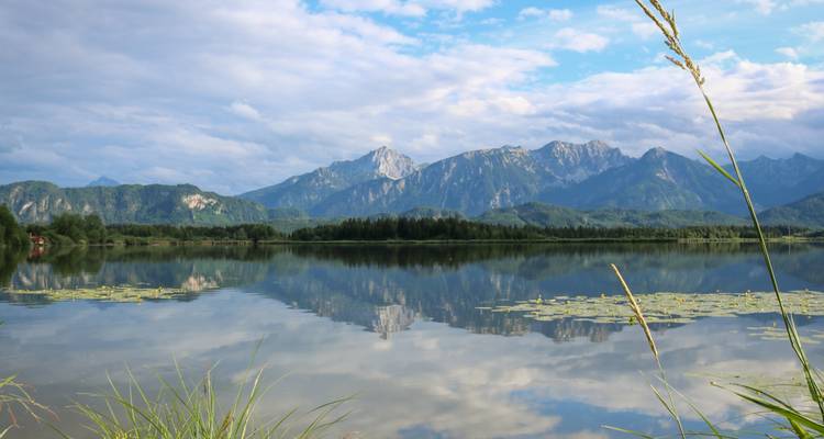 Lac avec des montagnes reflétées dans l'eau.