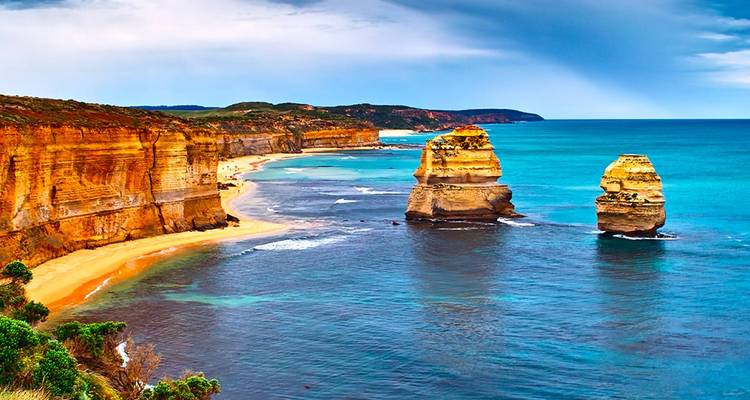 Paysage côtier spectaculaire avec formations rocheuses et eau turquoise.