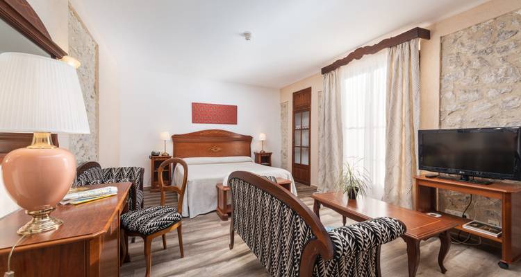 Intérieur chaleureux d'une pièce avec du mobilier classique en bois.