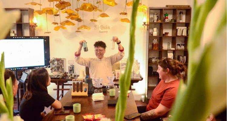 Persona demostrando algo a un grupo de personas en una habitación.