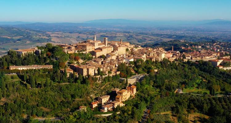 Vue panoramique de Montepulciano entourée par la campagne.