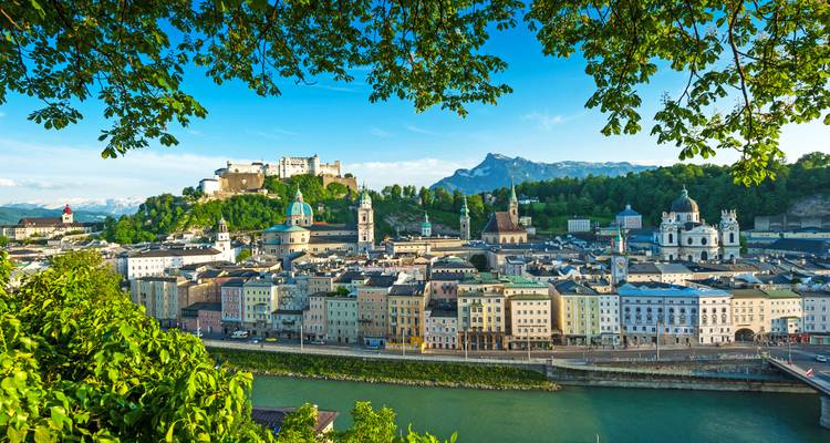 Vista panorámica de Salzburgo con edificios históricos y un río.