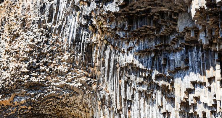 Vista cercana de columnas de basalto en forma de tubos de órgano en la pared del acantilado del Desfiladero de Garni.