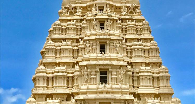 Détail d'une tour de temple avec des sculptures complexes.