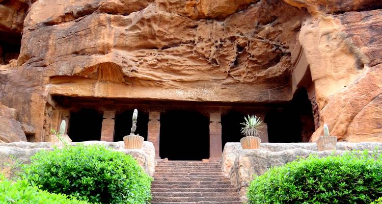 Entrée d'un temple rupestre avec escalier.