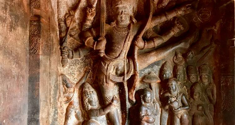 Sculptures de divinités sur un mur de roche dans un temple.