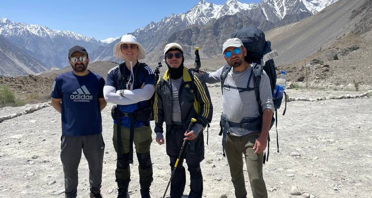 Un groupe de randonneurs prenant la pose sur un sentier de montagne.