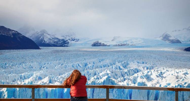 Persoon die de Perito Moreno-gletsjer bewondert.
