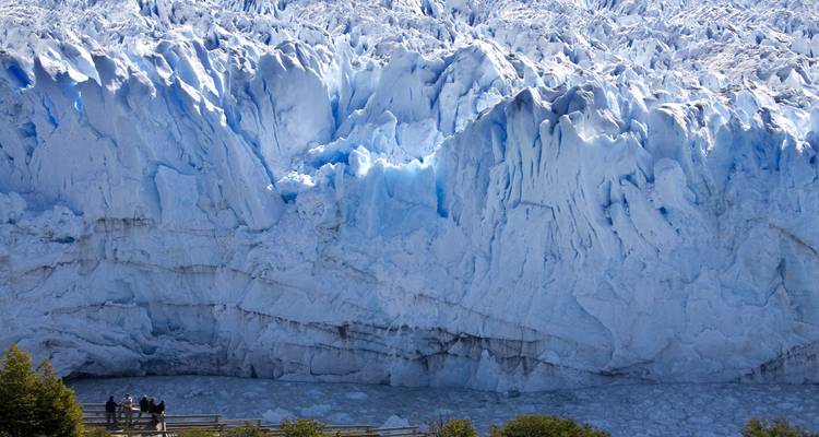 Mensen die de Perito Moreno-gletsjer observeren.