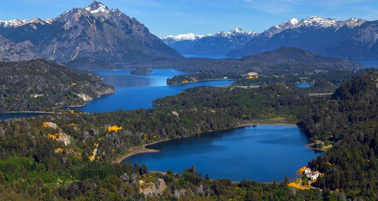 Vue aérienne époustouflante des lacs et montagnes de Bariloche.