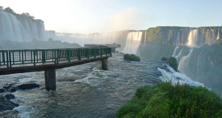 Gehweg, der zu den Iguazu-Fällen führt, wobei der Nebel eine ruhige Atmosphäre schafft.
