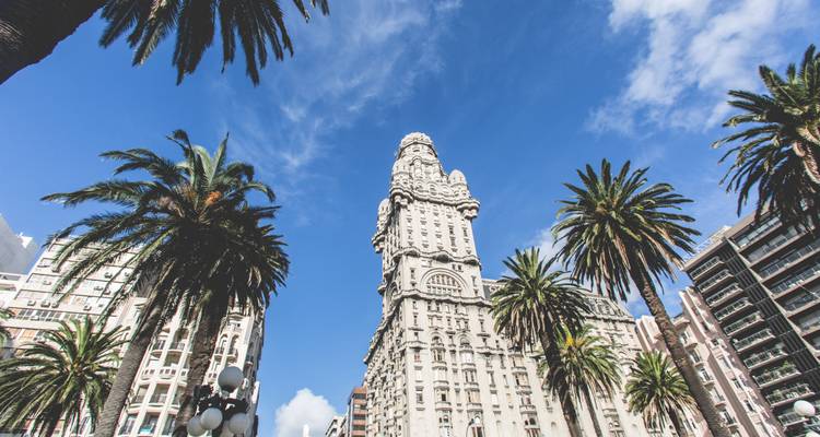 Bâtiment historique entouré de palmiers à Montevideo.