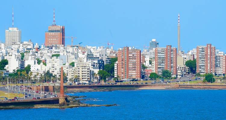Paysage urbain de Montevideo avec bâtiments et front de mer.